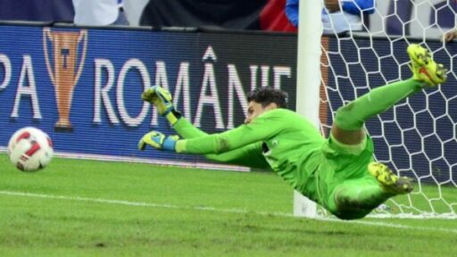 Why do soccer goalies wear different colors